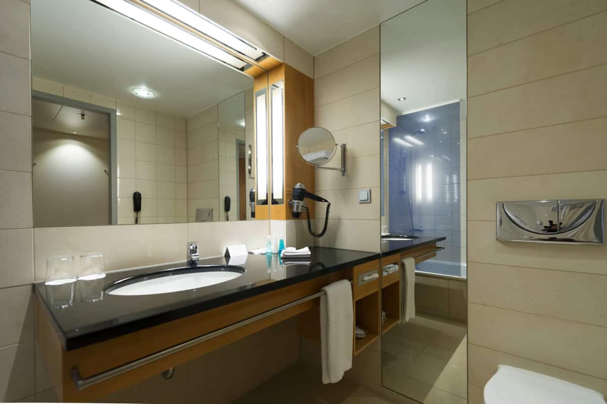 Ylelliset vuodevaatteet, tallelokero huoneessa, työpöytä, pimennysverhot