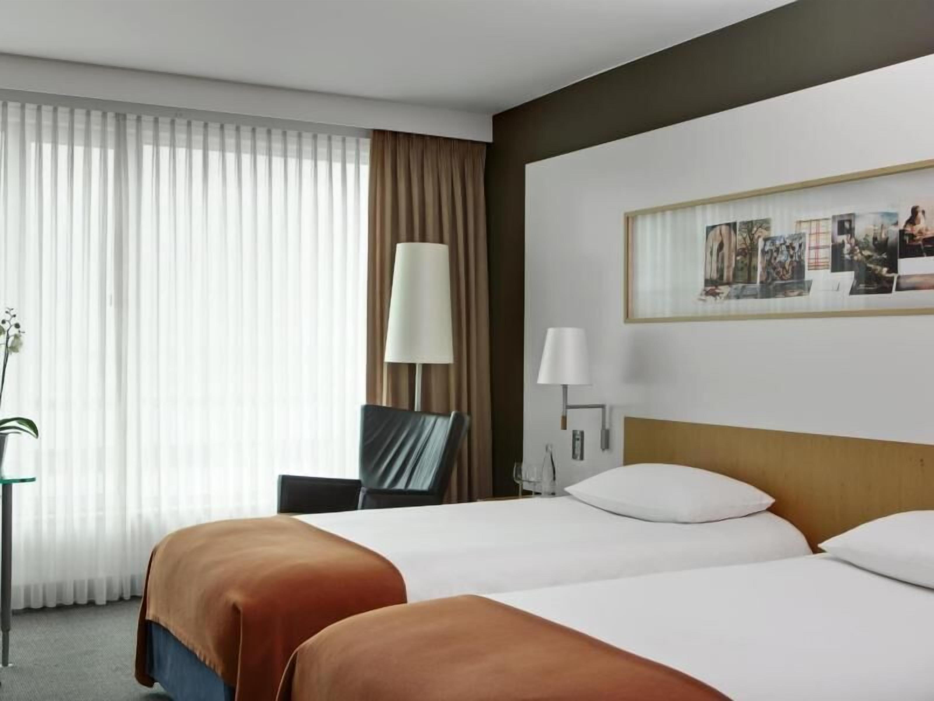 Roupas de cama premium, cofres nos quartos, escrivaninha