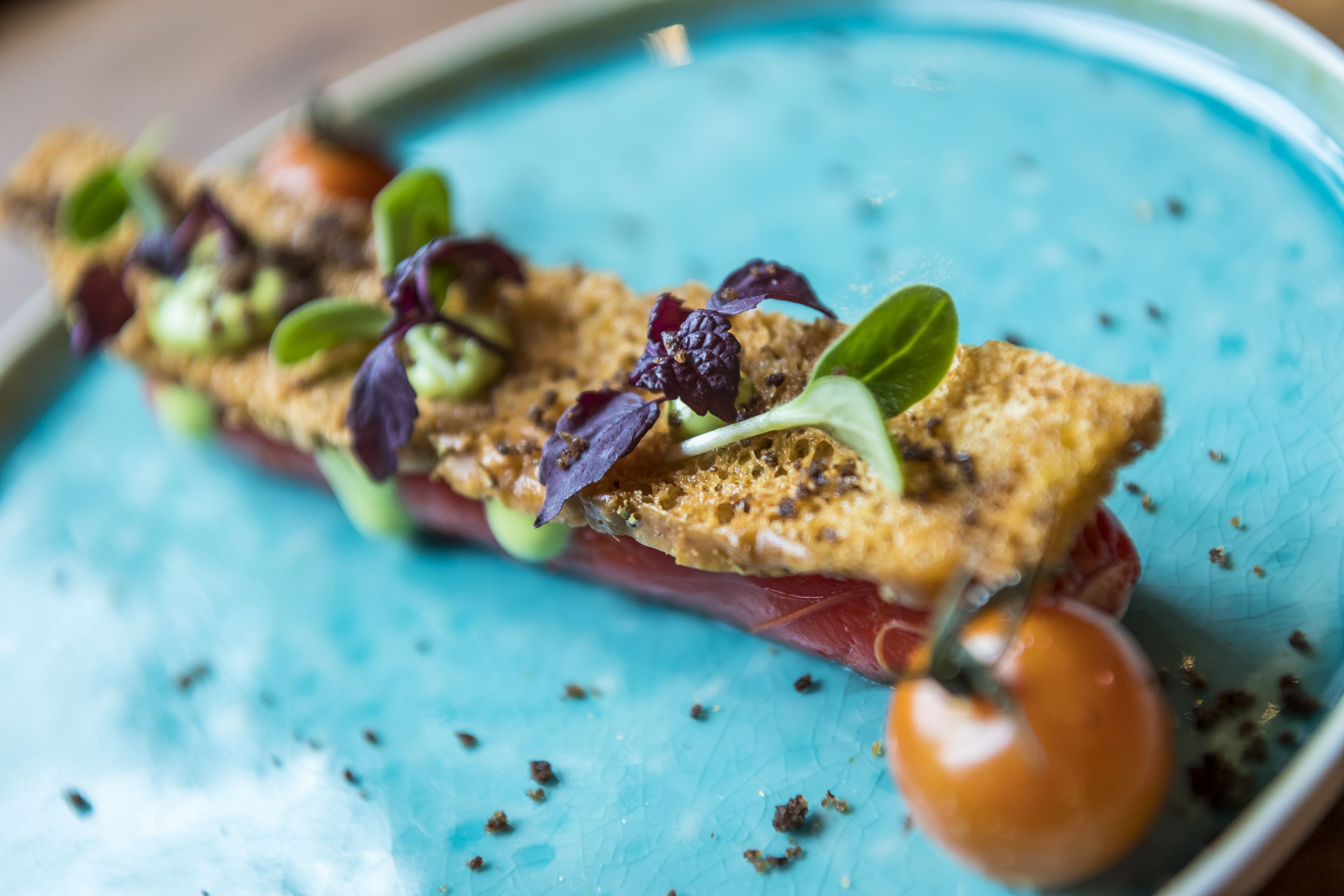 Un plato azul con diversos ingredientes.