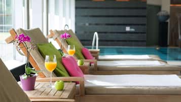 Piscina coberta (horari: 07:00-22:00) i gandules