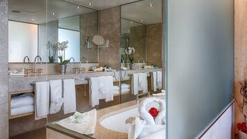 Combined shower/tub, designer toiletries, hair dryer, towels