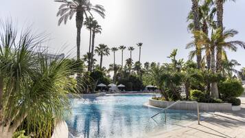 Piscina coperta, piscina all'aperto, lettini