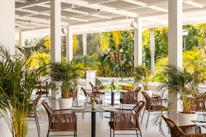 4 restaurants, breakfast, lunch, dinner served; international cuisine