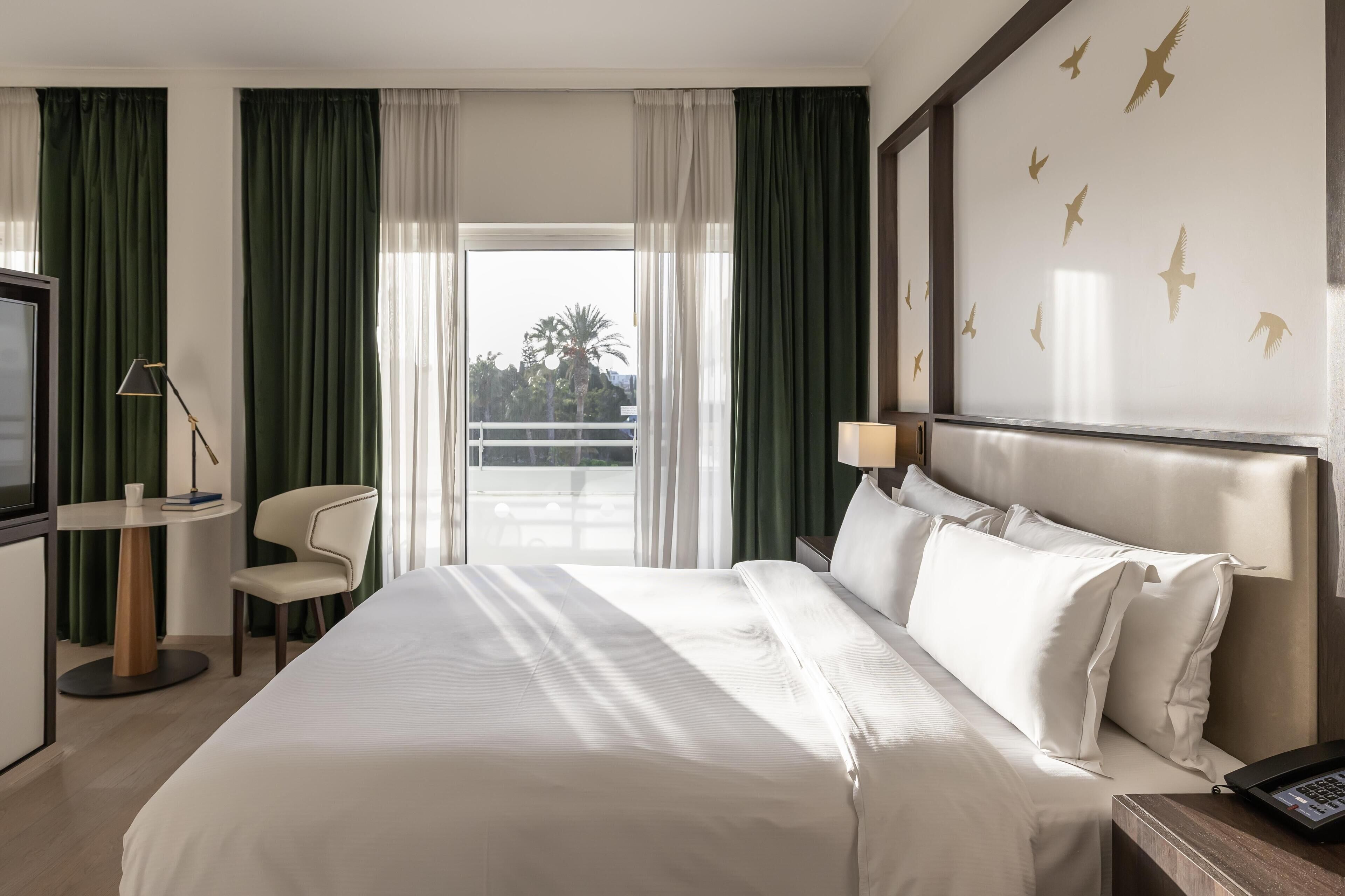 Juniorrum - 1 kingsize-säng | Sängtillbehör av högsta kvalitet, duntäcken, bäddmadrasser och minibar