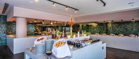 Un buffet con diverse pietanze e salse.