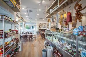 4 restaurantes, se sirven desayunos, comidas y cocina internacional