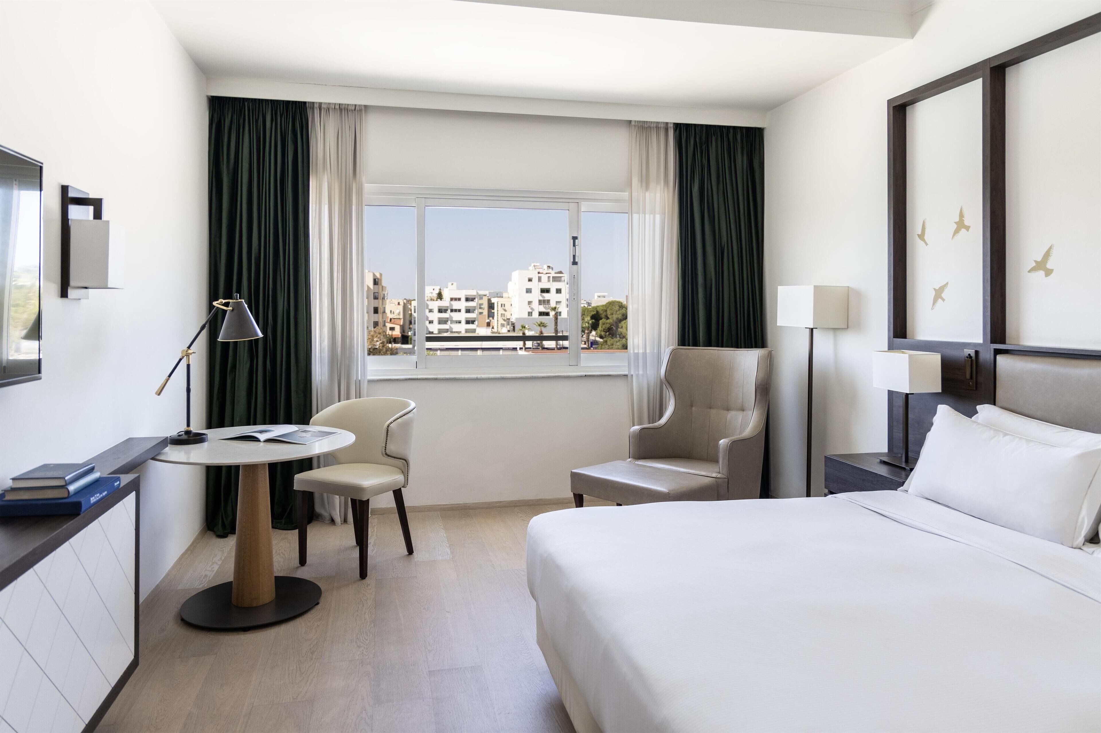 Rom, 1 kingsize-seng | Sengetøy av topp kvalitet, dundyner, senger med overmadrass og minibar