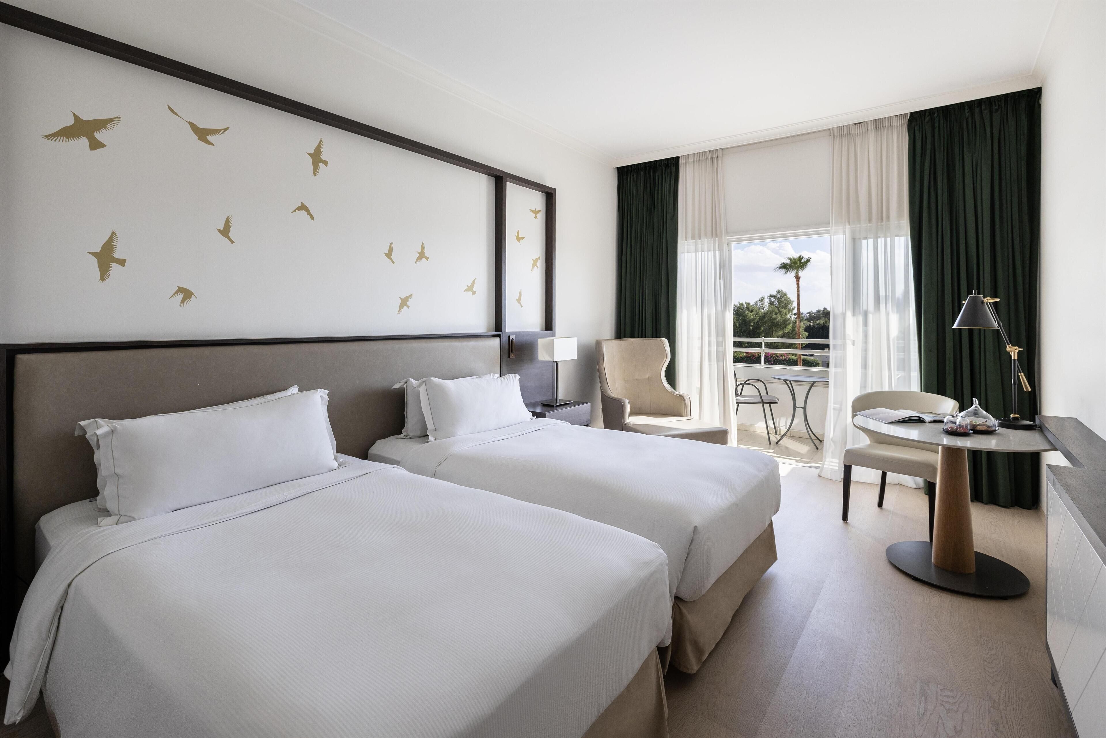 Executive tvåbäddsrum | Sängtillbehör av högsta kvalitet, duntäcken, bäddmadrasser och minibar