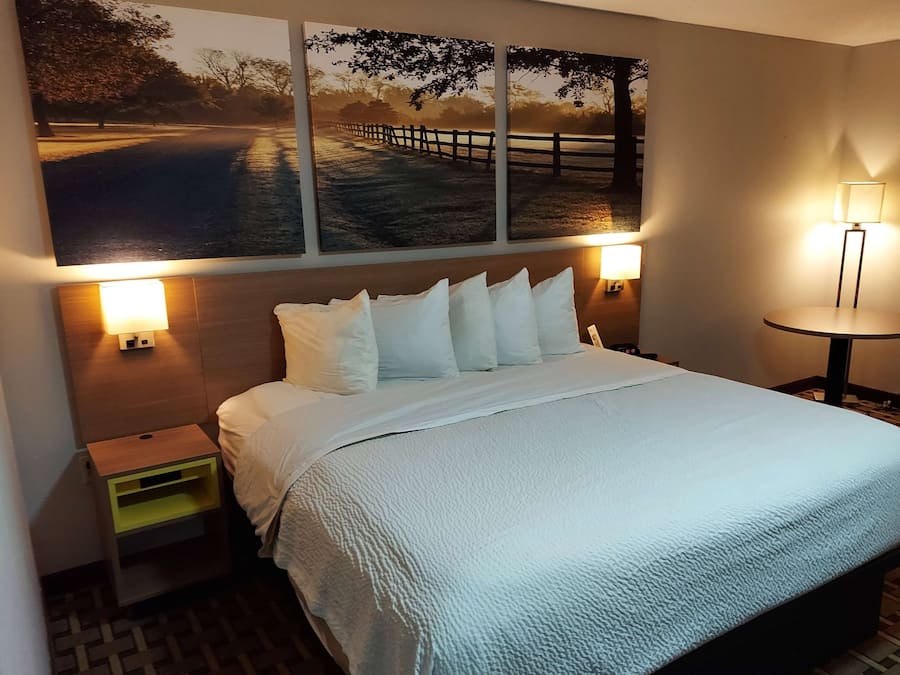 Bureau, fer et planche à repasser, Wi-Fi gratuit, draps fournis