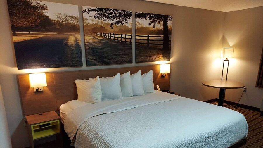 Days Inn & Suites by Wyndham Huntsville