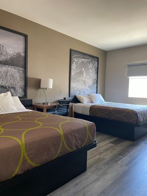 Chambre, 2 grands lits, non-fumeurs | Bureau, rideaux occultants, Wi-Fi gratuit, réveils