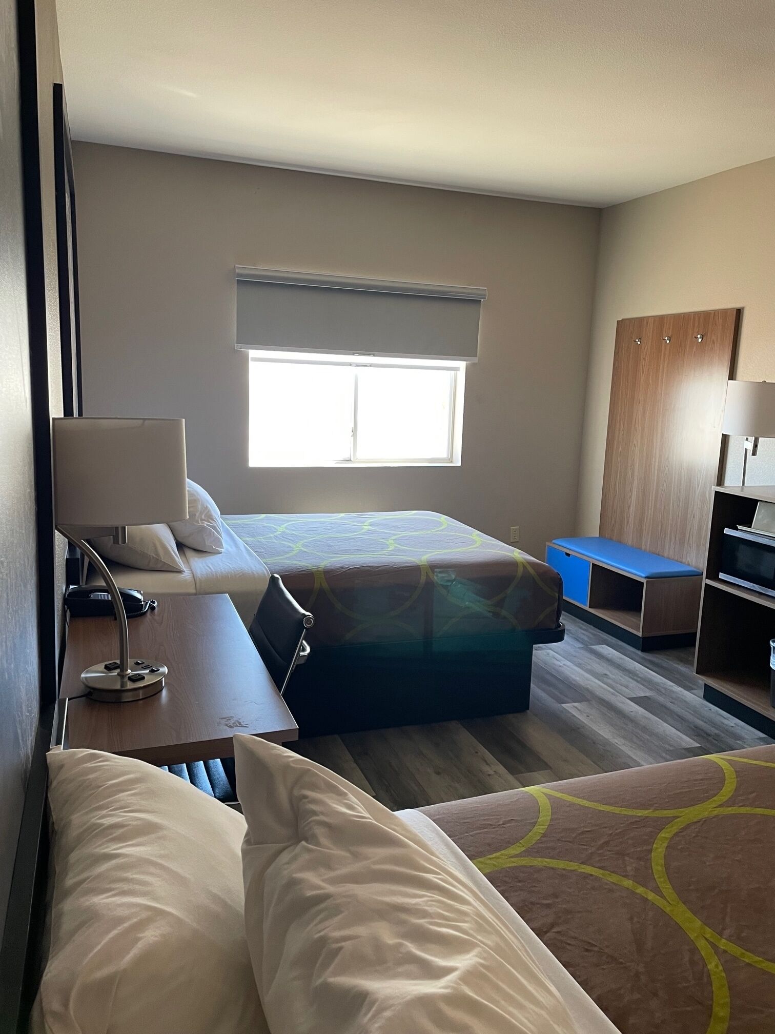 Rom, 2 queensize-senger, ikke-røyk | Skrivebord, blendingsgardiner, wi-fi (inkludert) og vekkerklokke