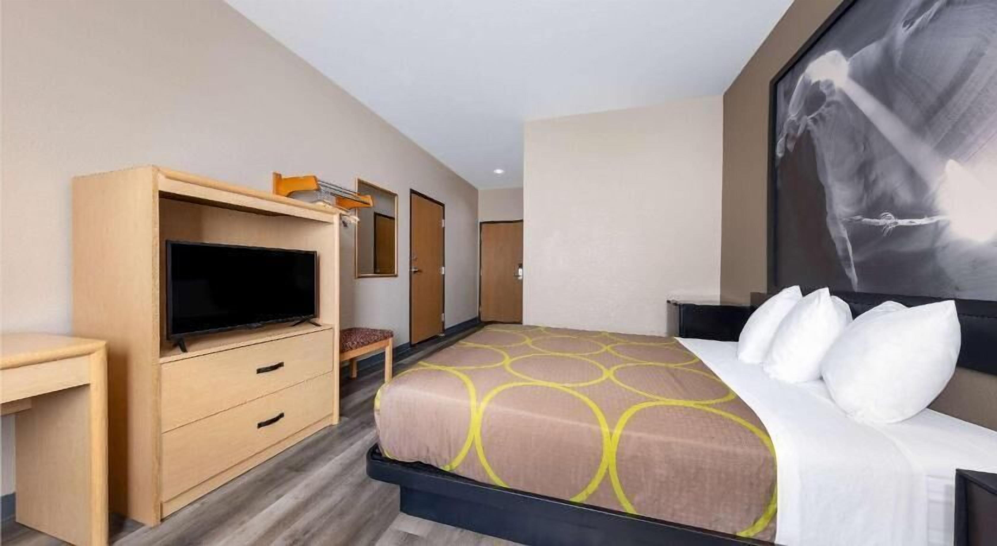 Desk, blackout curtains, free WiFi, alarm clocks
