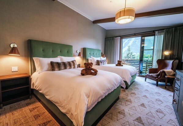 أغطية فراش متميزة وألحفة محشوة بالريش وخزنة داخل الغرفة