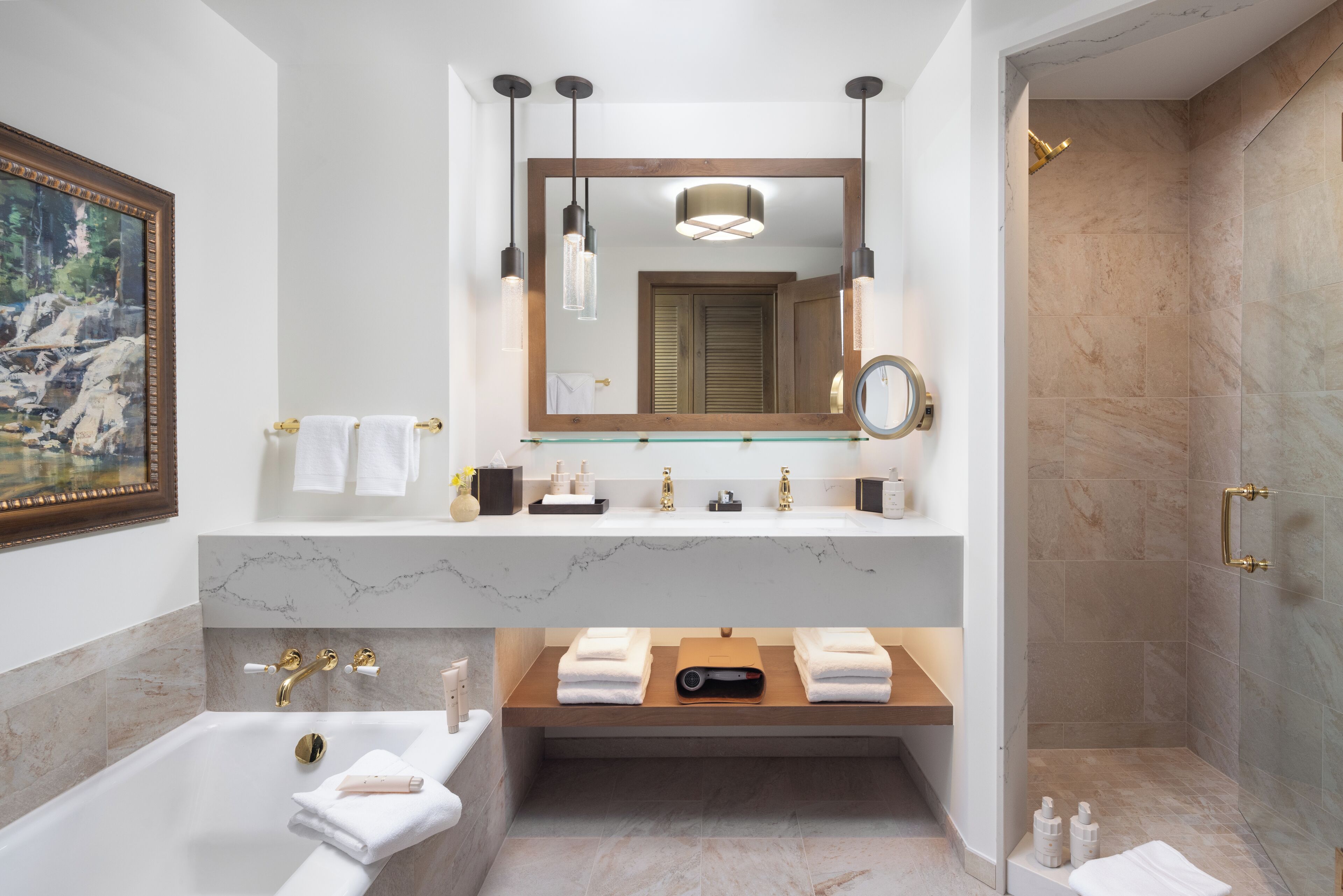 Un bagno moderno con una vasca, uno specchio grande e una doccia.