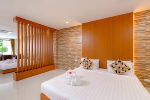 Family Suite with Terrace | 1 chambre, coffre-fort, décor unique, ameublement unique