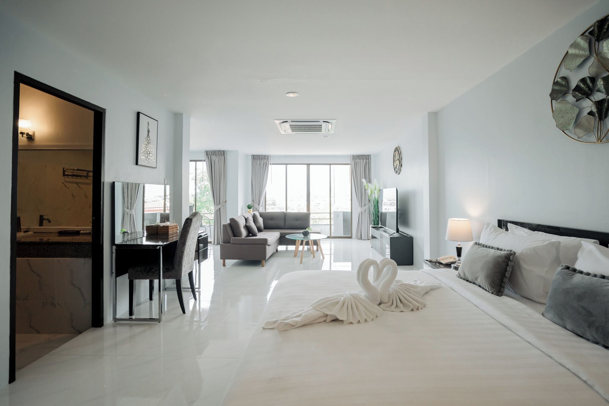 Penthouse Suite with City View | 客房服务设施