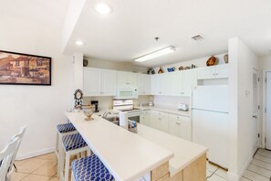 Condo, 2 phòng ngủ (Standard) | Bếp riêng | Tủ lạnh, lò vi sóng, dụng cụ pha cà phê/trà 