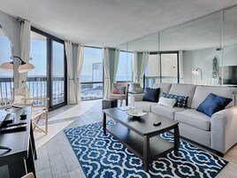 Condo, 1 quarto (Deluxe) | Área de estar | TV, DVD player