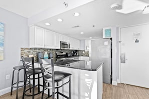 Condo, 2 habitaciones (Sea View) | Cocina privada | Refrigerador con congelador, microondas, horno y cafetera y tetera 