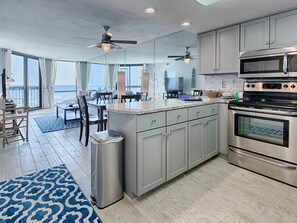 Private kitchen - SunDestin Beach Resort (Destin)