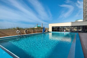 Indoor pool, outdoor pool, sun loungers - SunDestin Beach Resort (Destin)