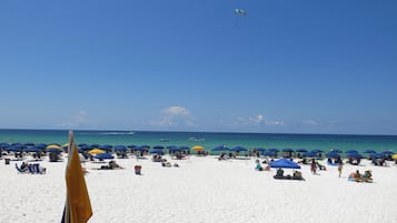 Een privéstrand, wit zand, duiken, beachvolleybal