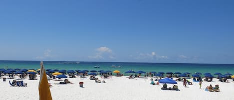 Privat strand, vit sandstrand, sportdykning och volleyboll