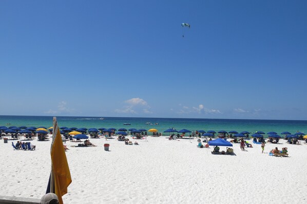 Privatstrand, weißer Sandstrand, Sporttauchen, Volleyball