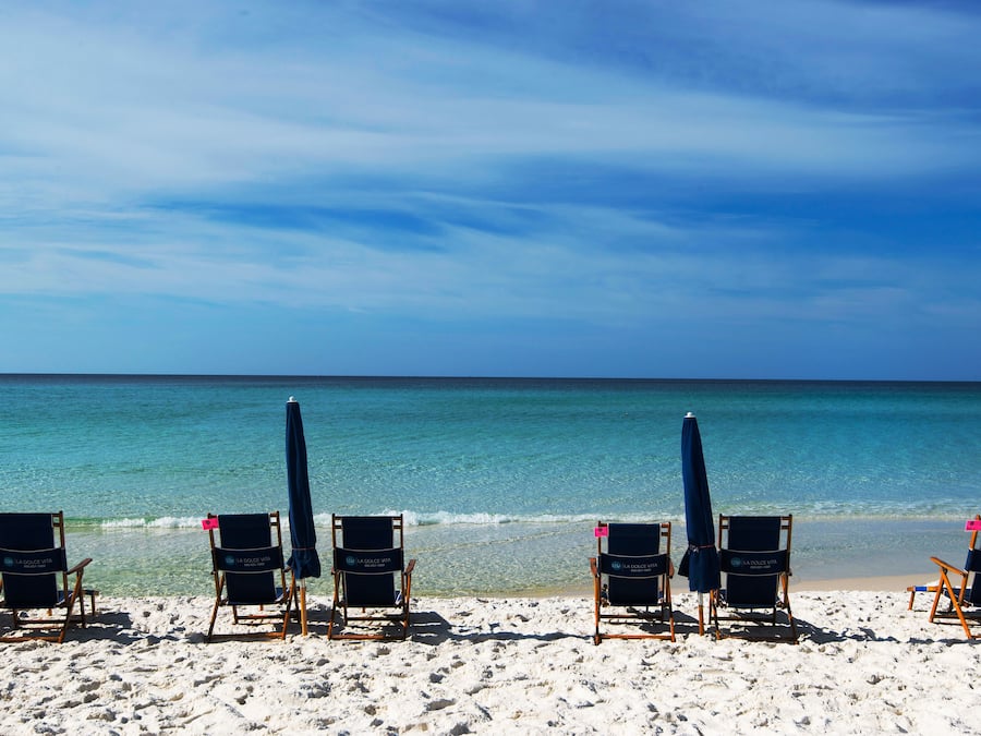 Privat strand, hvit sand, fridykking og sandvolleyball