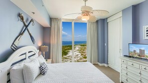 Deluxe 2 Bedrooms 2.5 Bath Condo, Waterview | 2 makuuhuonetta, tallelokero huoneessa, yksilöllisesti sisustettu