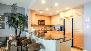 Deluxe 2 Bedrooms 2.5 Bath Condo, Waterview | مطبخ خاص | ثلاجة، ميكروويف، فرن، موقد طهي مسطح
