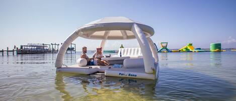 Een drijvend platform met een overkapping, aangeduid als 'Pari Bana', in een waterlichaam.