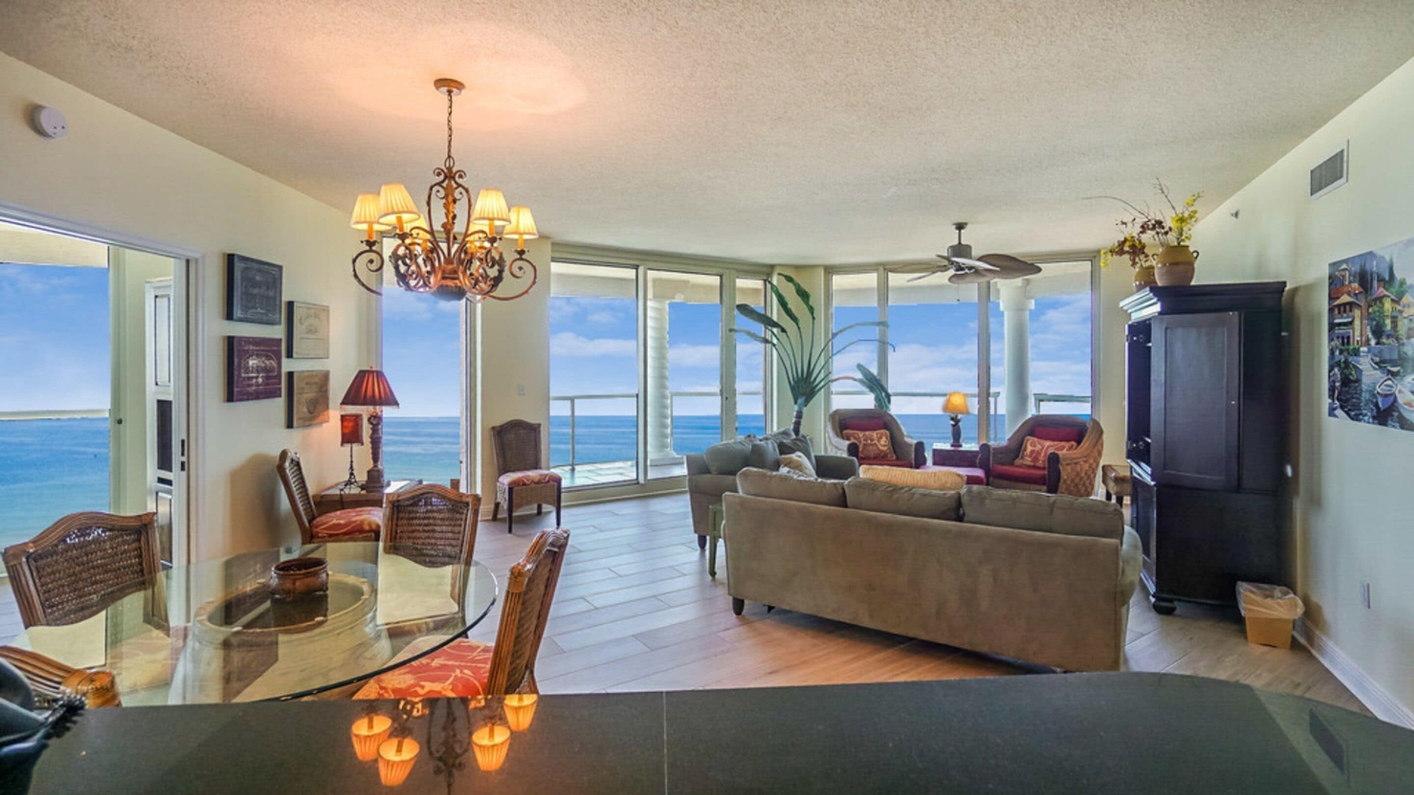 Deluxe 3 Bedrooms 3.5 Bath Condo, Waterview | Khu phòng khách | TV, đầu đĩa DVD 