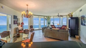 Deluxe 3 Bedrooms 3.5 Bath Condo, Waterview | Zona de estar | Una televisión, un reproductor de DVD