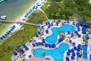 Una piscina cubierta, 8 piscinas al aire libre, sombrillas, tumbonas