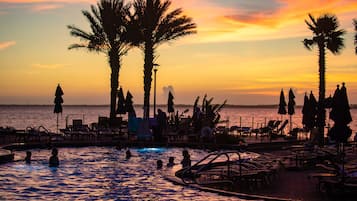 Piscine couverte, parasols de plage, chaises longues