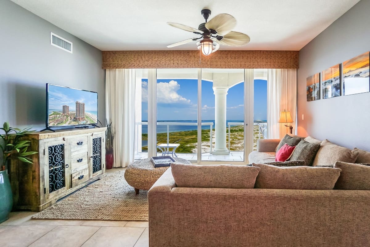 Deluxe 2 Bedrooms 2.5 Bath Condo, Waterview | Area soggiorno | TV, lettore DVD