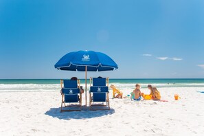 Am Strand, Liegestühle, Sonnenschirme, Massagen am Strand