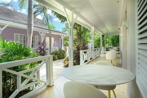 Deluxe Room (plus, room opens to garden) | In-room safe, iron/ironing board, cots/infant beds, free WiFi - Trupial Hotel & Casino (Willemstad)