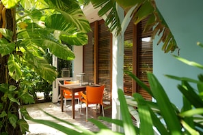 Suite, coin cuisine (room opens to garden) | Vue de la chambre