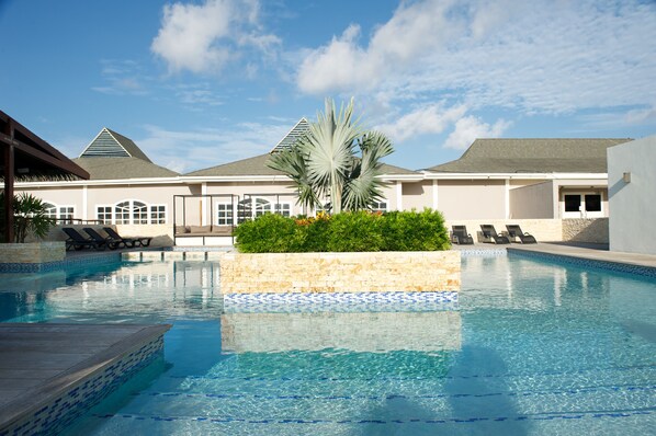 Outdoor pool, pool loungers