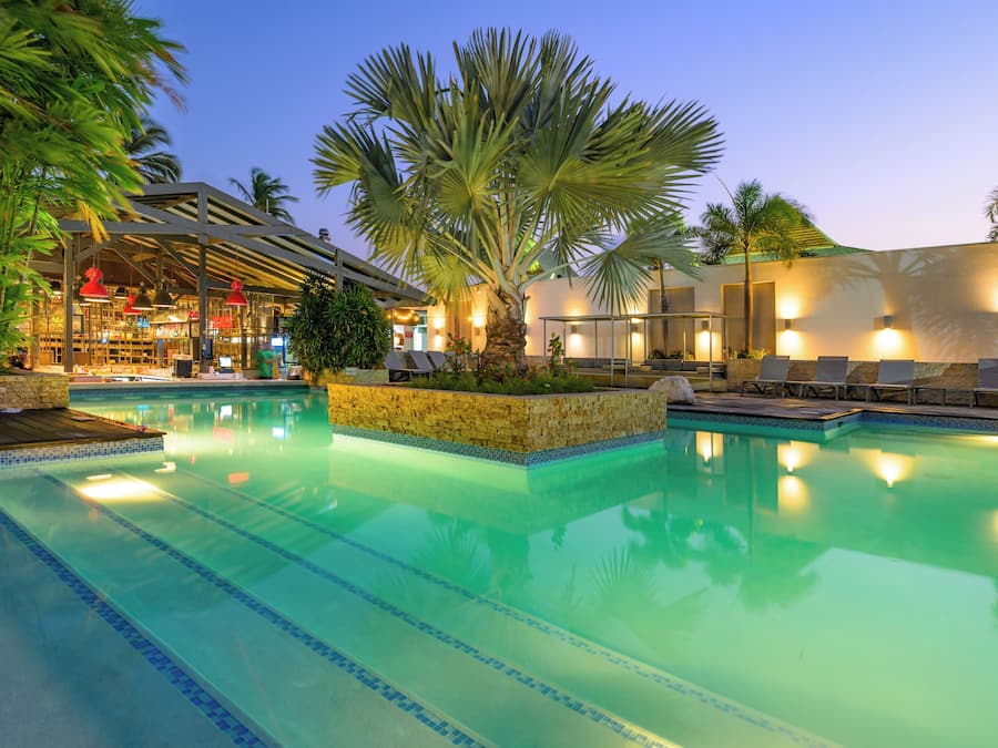 Utendørsbasseng og solsenger