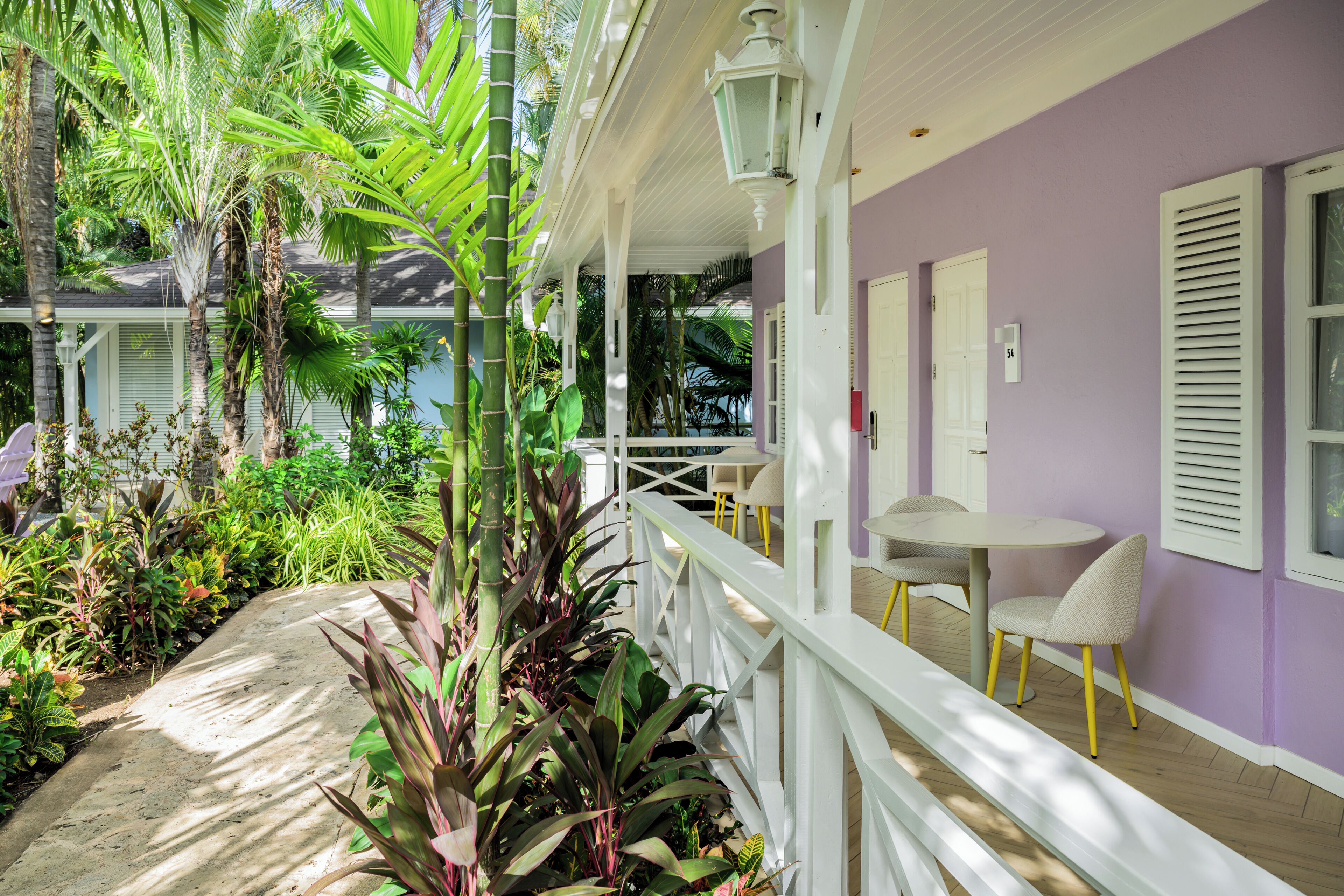 Caja de seguridad en la habitación y tabla de planchar con plancha 