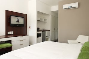 Phòng Superior, bếp nhỏ (room opens to garden) | Két bảo mật tại phòng, bàn ủi/dụng cụ ủi quần áo