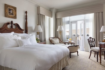 Frette Italian sheets, premium bedding, down comforters, pillowtop beds at Market Pavilion Hotel