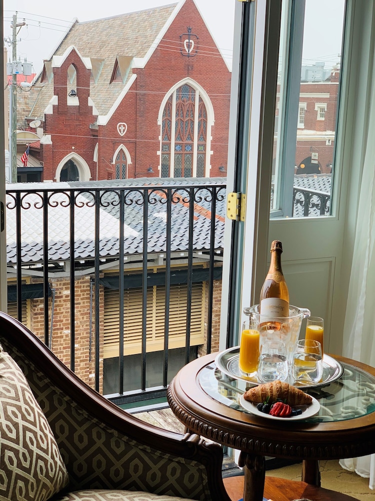 Market Pavilion Hotel by null
