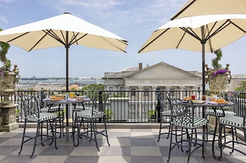 3 restaurants, lunch, dinner, brunch served; American cuisine at Market Pavilion Hotel