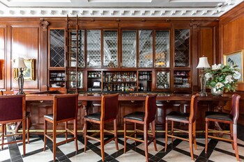 2 bars/lounges, rooftop bar at Market Pavilion Hotel