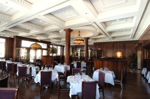 3 restaurantes; se sirven comidas, cenas y brunch